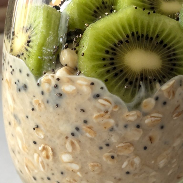 Easy Overnight Oats with Kiwi and Chia Seeds